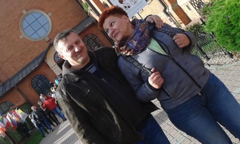 Emerytowany policjant walczy o zdrowie żony (WIDEO)