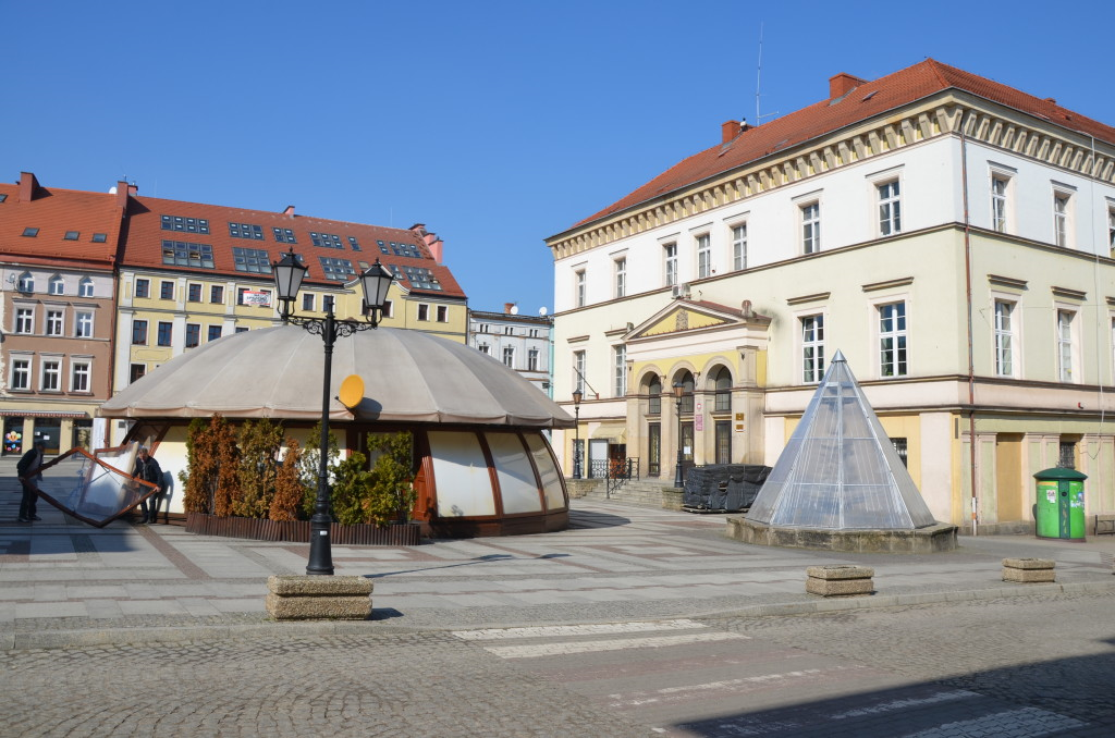 Kto wydzierżawi plac koło Grzybka?