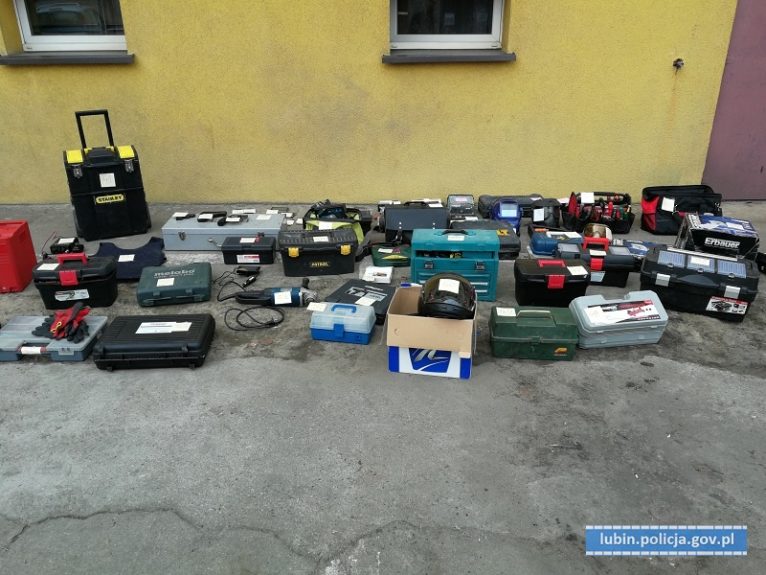 Zatrzymali pasera, szukają właścicieli odzyskanych przedmiotów (FOTO, WIDEO)