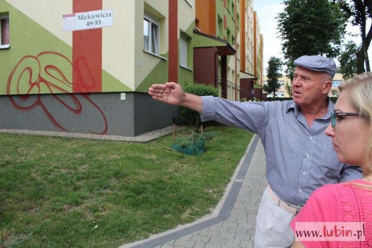Odcięci od drogi. „Pogotowie tu nie dojedzie” – alarmują mieszkańcy (WIDEO)