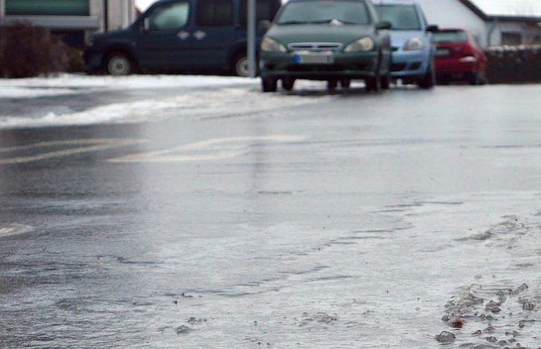 IMGW ostrzega: Będzie śnieżyć, uwaga na drogach