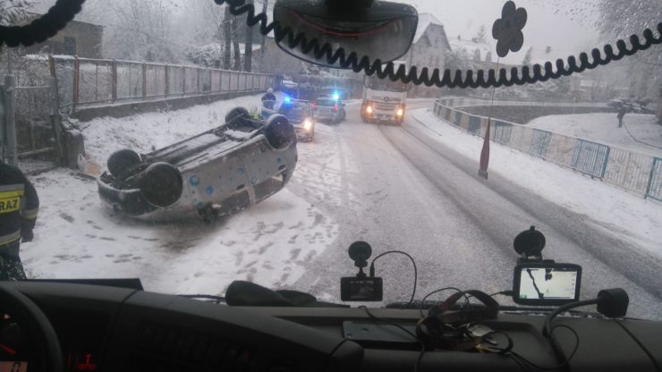 Wpadł w poślizg i dachował