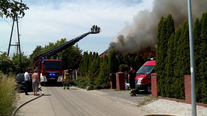 Groźny pożar domu oraz części samochodowych