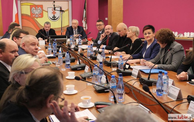 Miało być bez politycznych podziałów, ale nie wszyscy tego chcieli