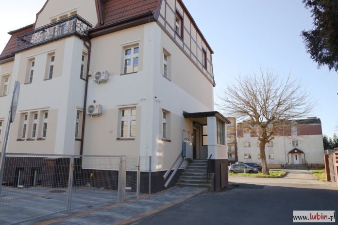 Policja w budynku urzędu gminy