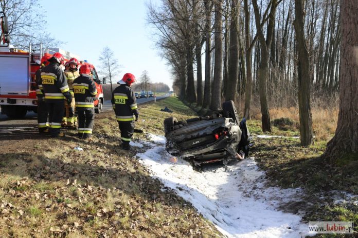 Mustang w rowie. Dwie osoby w szpitalu! (FOTO)